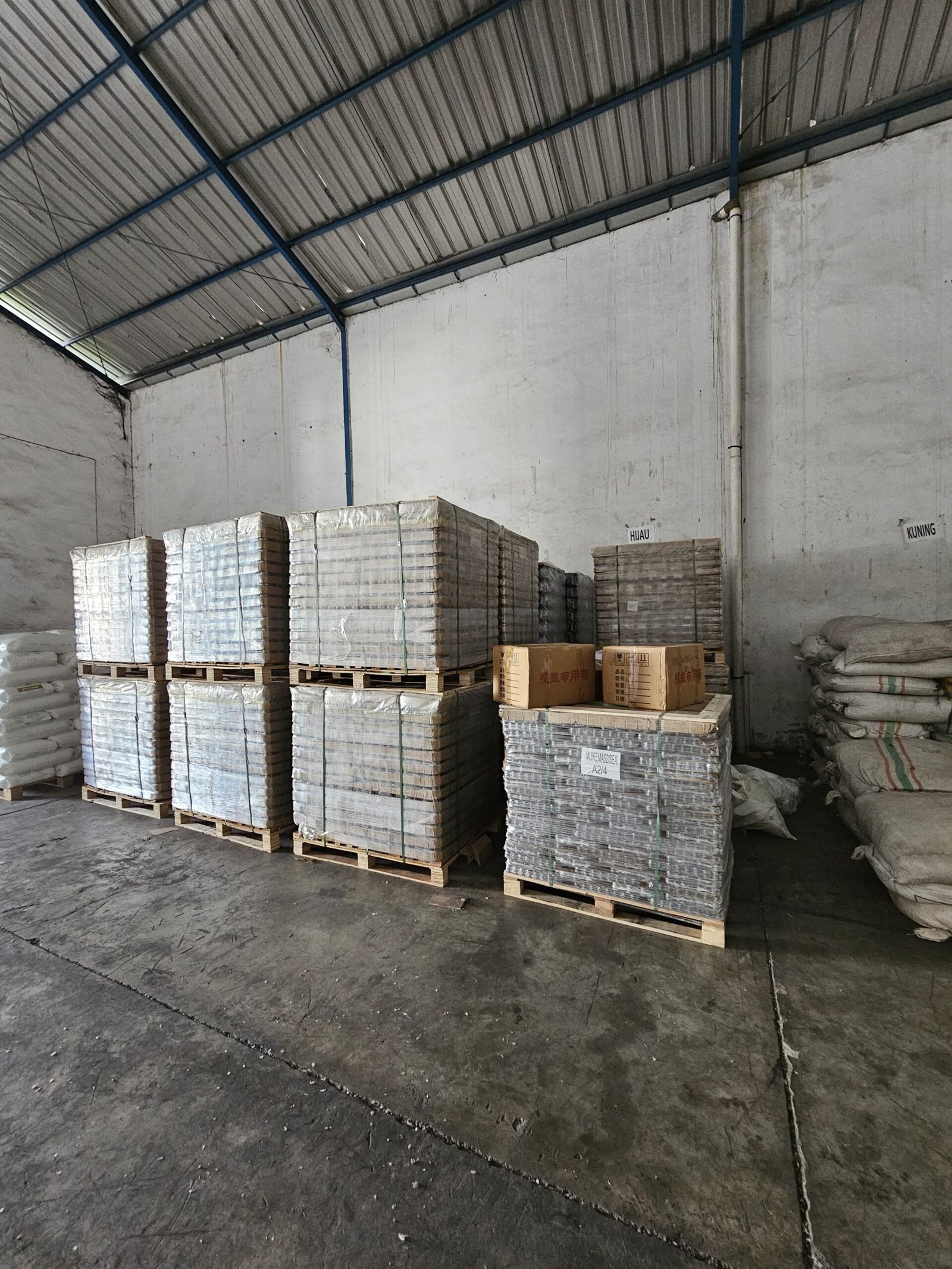 Rak dan pallet kemasan kaca di gudang industri.
